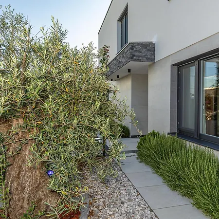 Luxury White Sails With A Multi Sport Court And Sea View Villa *
