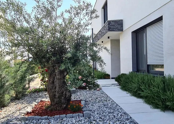 Luxury White Sails With A Multi Sport Court And Sea View Vila *
