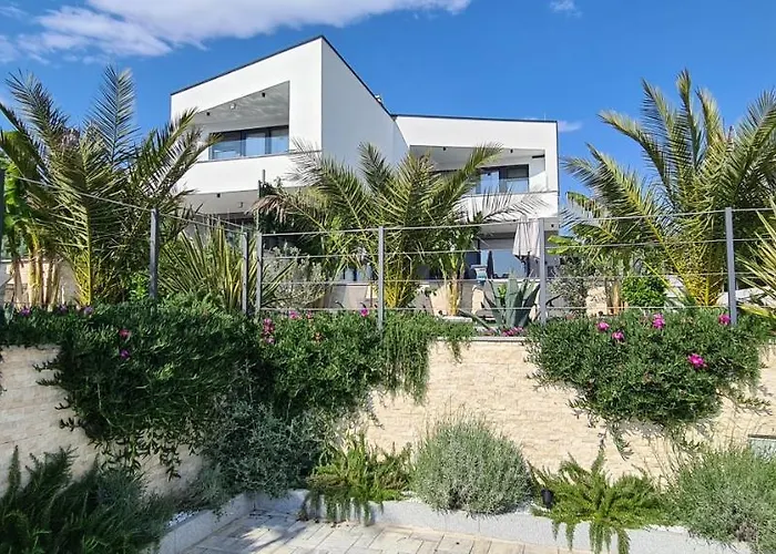 Luxury White Sails With A Multi Sport Court And Sea View Villa *