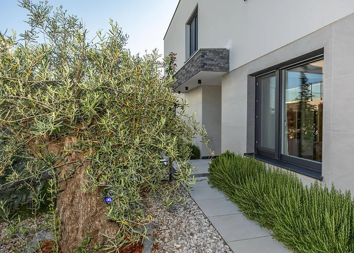 Luxury White Sails With A Multi Sport Court And Sea View Villa *
