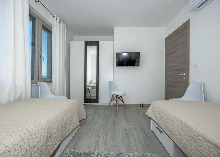 Luxury White Sails With A Multi Sport Court And Sea View Vila *