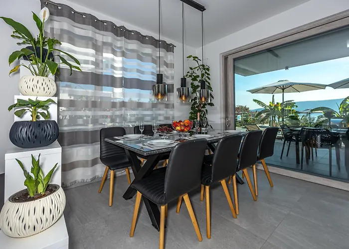 Luxury White Sails With A Multi Sport Court And Sea View Vila *