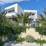 Luxury White Sails With A Multi Sport Court And Sea View فيلة *