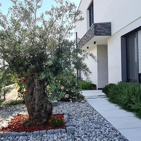 Luxury White Sails With A Multi Sport Court And Sea View Villa *